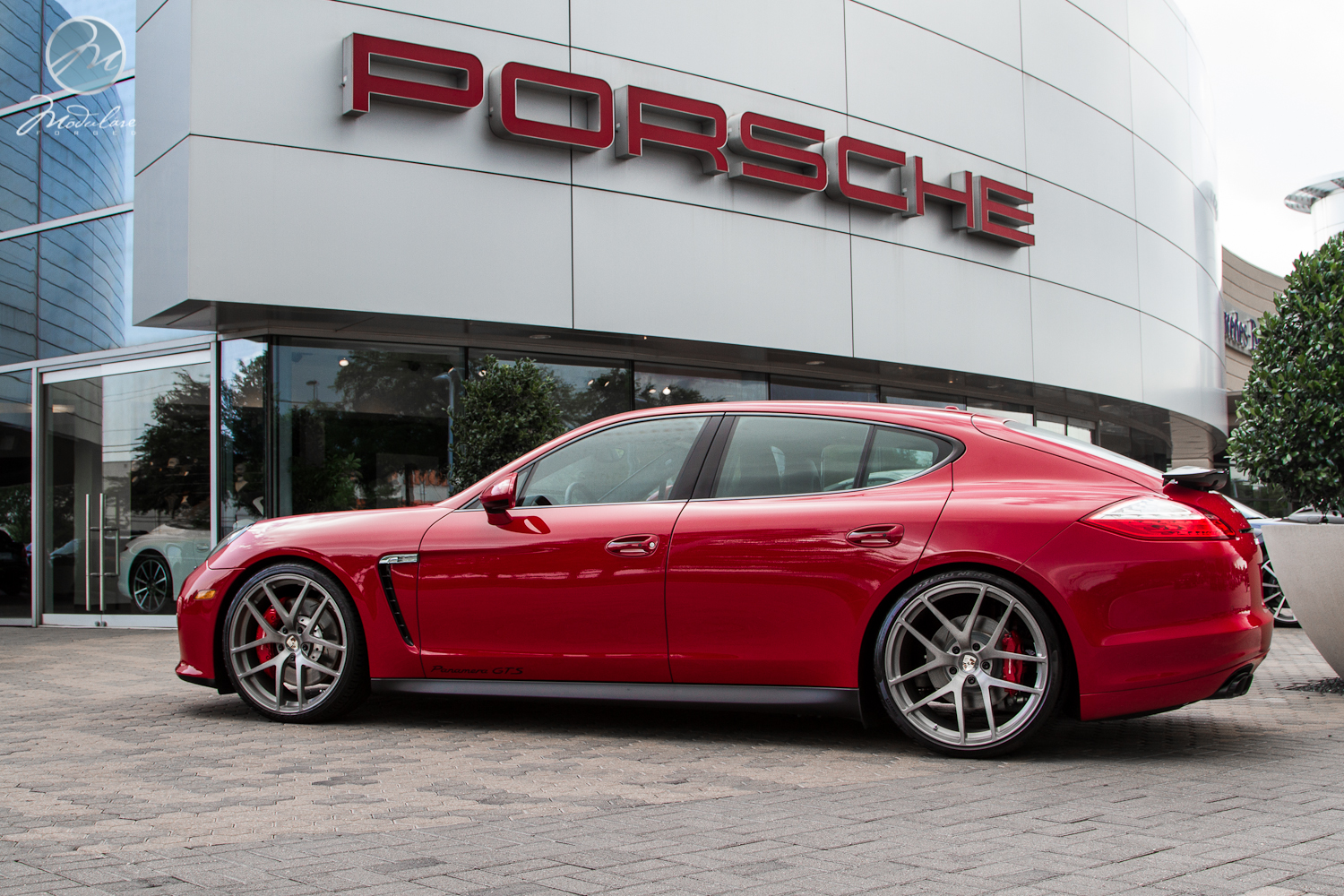 Porsche Panamera GTS красная